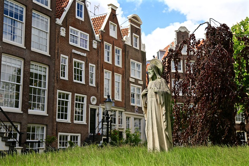 This statue is located in one of the oldest inner courts in Amsterdam called Begiijnhof. The court is home to the English Reform Church of Amsterdam. This statue is located in one of the oldest inner courts in Amsterdam called Begiijnhof. The court is home to the English Reform Church of Amsterdam.