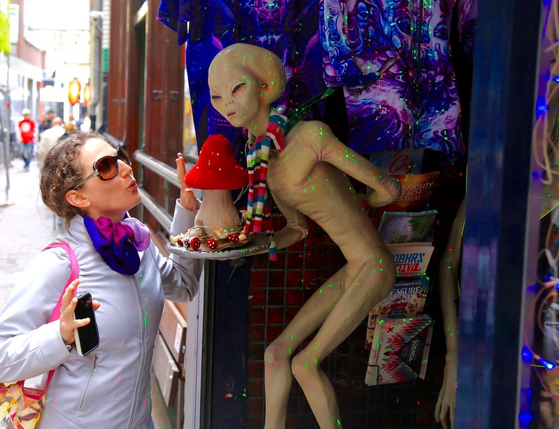 Lina and an alien with laser beams Lina and an alien with laser beams