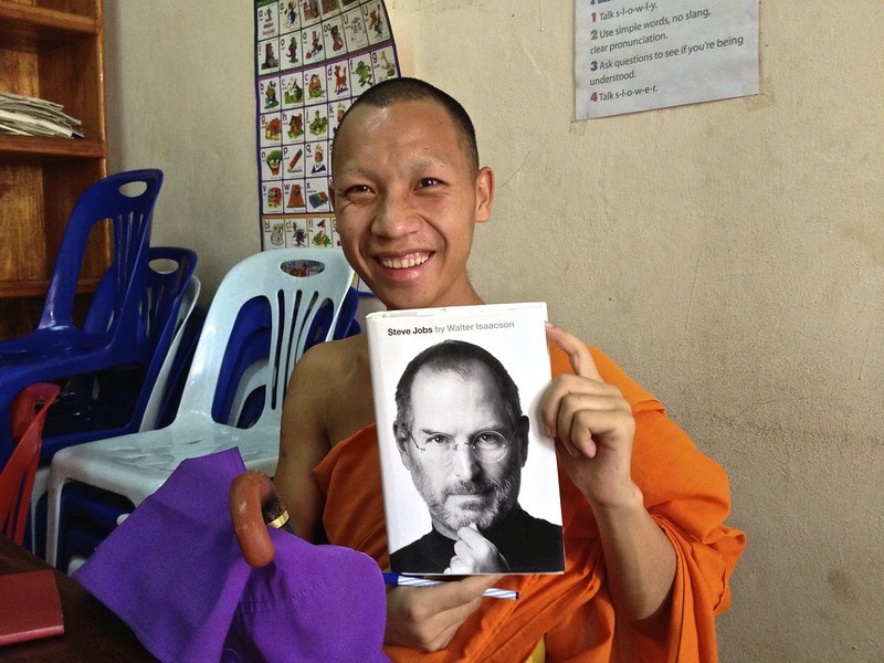 this novice monk highlights words he doesn't know in Steve Jobs' biography and brings the book to Big Brother Mouse tutoring center to learn English this novice monk highlights words he doesn't know in Steve Jobs' biography and brings the book to Big Brother Mouse tutoring center to learn English