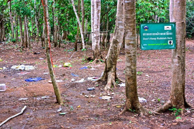 #lostInTranslation - "Don't Keep Rubbish Here" - This sign is obviously not effective.