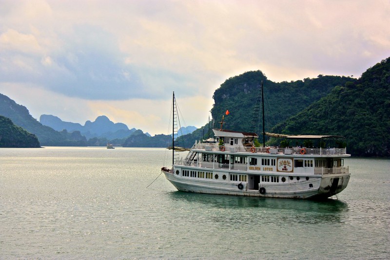 we saw a brochure for this boat… the boat was stained hardwood, not white. the provincial authorities made all the beautiful hardwood boats paint themselves white we saw a brochure for this boat… the boat was stained hardwood, not white. the provincial authorities made all the beautiful hardwood boats paint themselves white