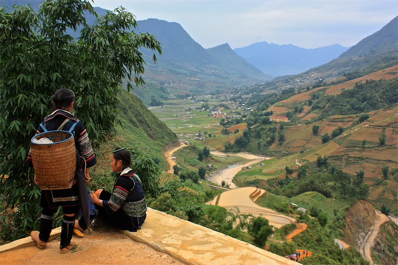 the Hmong women take a short break before our final descent into town for lunch the Hmong women take a short break before our final descent into town for lunch